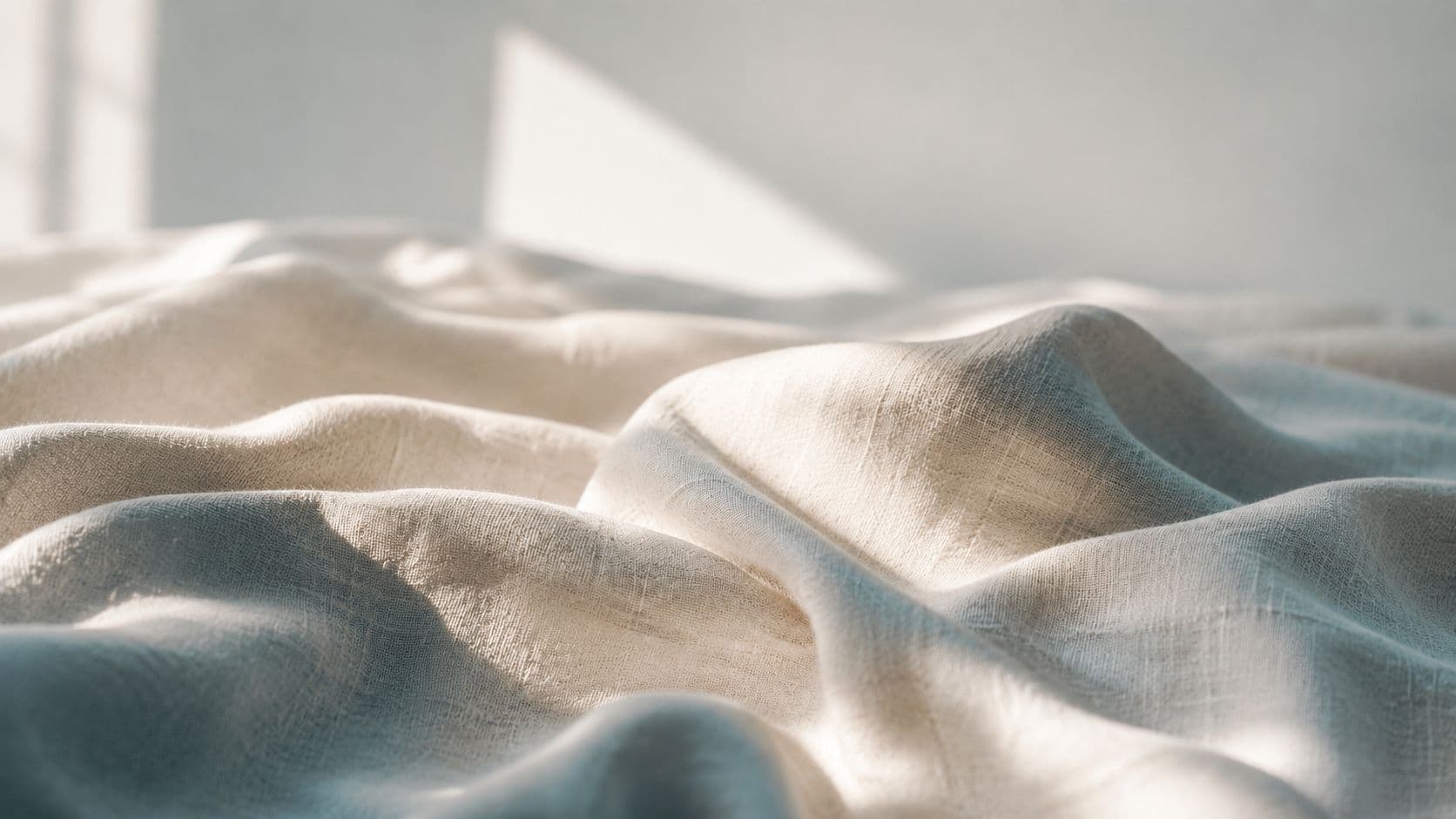Weiches, natürliches Leinentuch im Licht – Sinnbild für die ruhige, sanfte Atmosphäre der Craniosacral Therapie
